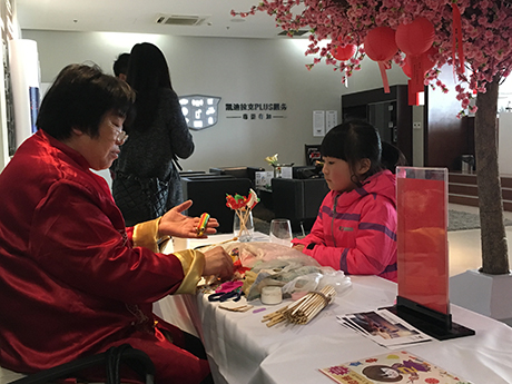 百联沪通凯迪拉克民俗艺人教授剪纸